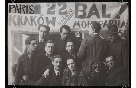 Bal Montparnasse w Karkowie, 1924, Grupa K.P. na tle dekoracji przygotowanych na bal w sali Teatru Starego. Fot. z arch. Jacka Cybisa